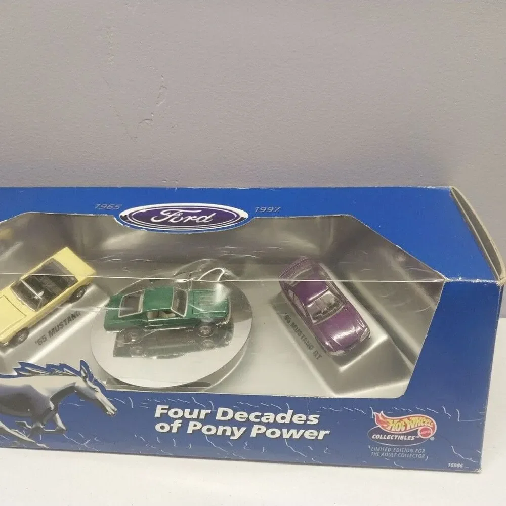 Hot Wheels Ford Four Decades of Pony Power Mustang 3 Car Gift Set Diecast 1:64